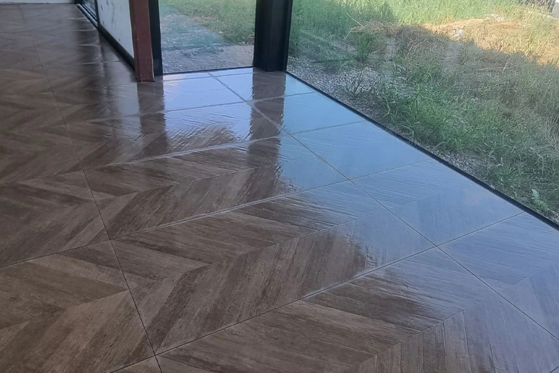 geplaatste vloer en wandbetegeling